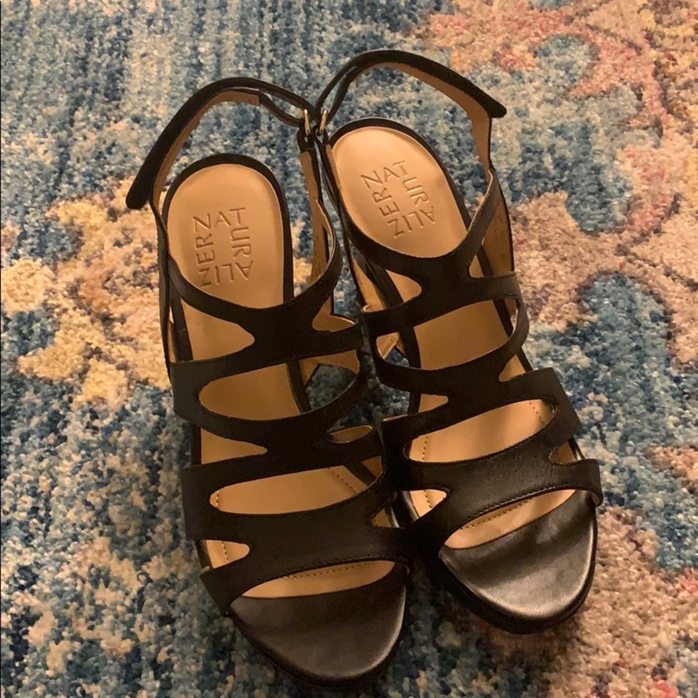 Black heel with velcro ! Never worn ! Comfortable